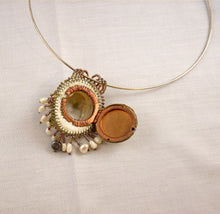 Cargar imagen en el visor de la galería, Georgian limpet locket shell beaded strands
